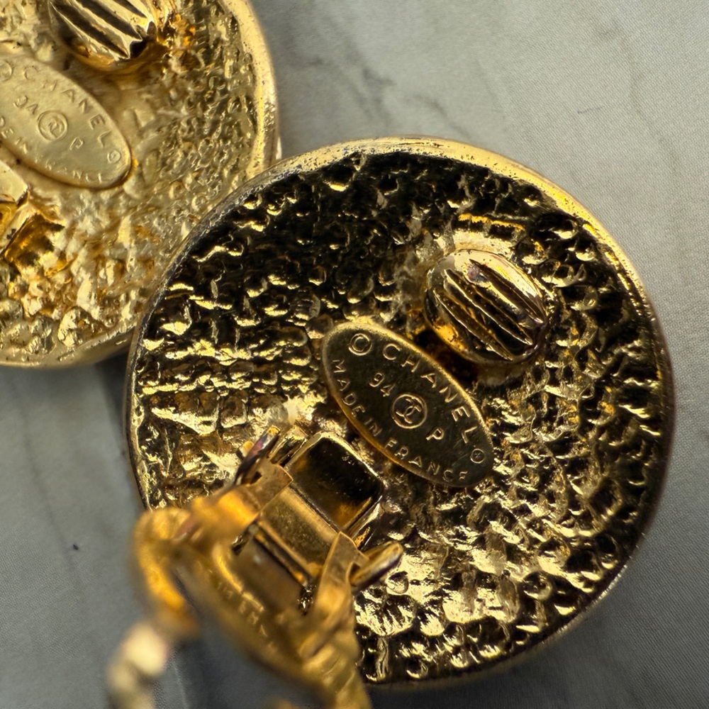 LOT 2253 24K gold plated CHANEL vintage 3D clip on earrings - Picture 11 of 16